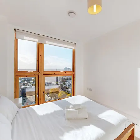 Stylish 2bed Penthouse With Private Roof Terrace In Canary Wharf