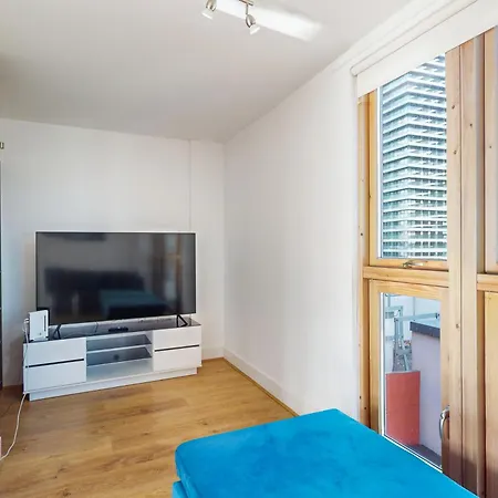 Stylish 2bed Penthouse With Private Roof Terrace In Canary Wharf