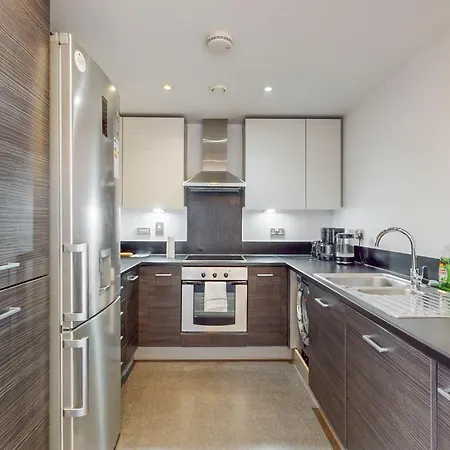 Stylish 2bed Penthouse With Private Roof Terrace In Canary Wharf *