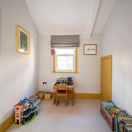 Pass The Keys Spacious Dulwich Family House With Pool Holiday home London