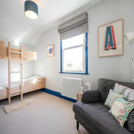 Holiday home Pass The Keys Spacious Dulwich Family House With Pool London