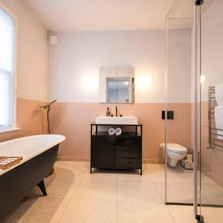 Holiday home Pass The Keys Spacious Dulwich Family House With Pool *