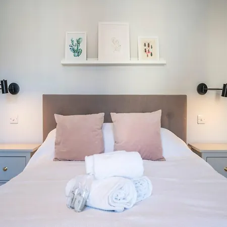 Holiday home Pass The Keys Spacious Dulwich Family House With Pool