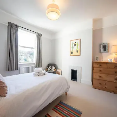 Holiday home Pass The Keys Spacious Dulwich Family House With Pool *