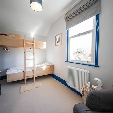 Pass The Keys Spacious Dulwich Family House With Pool Holiday home