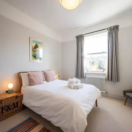 Pass The Keys Spacious Dulwich Family House With Pool London
