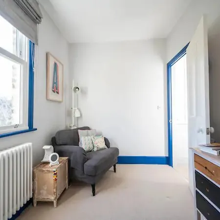 Holiday home Pass The Keys Spacious Dulwich Family House With Pool *