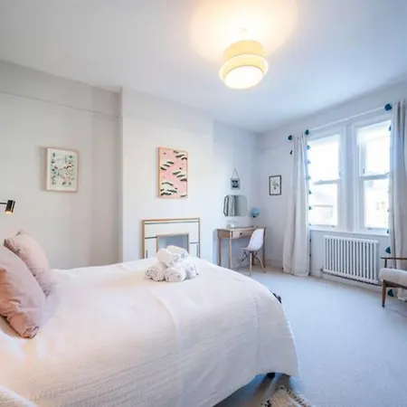 Holiday home Pass The Keys Spacious Dulwich Family House With Pool