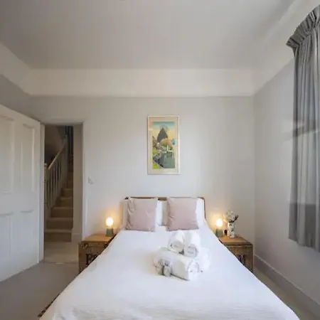 Holiday home Pass The Keys Spacious Dulwich Family House With Pool *