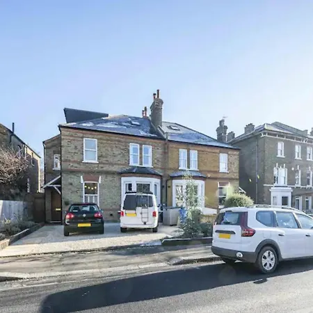 Pass The Keys Spacious Dulwich Family House With Pool