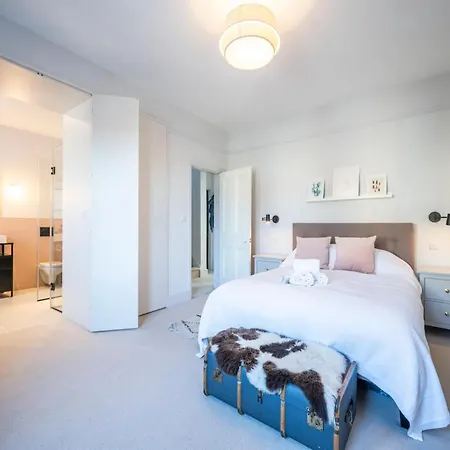 Holiday home Pass The Keys Spacious Dulwich Family House With Pool