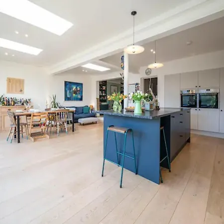 Pass The Keys Spacious Dulwich Family House With Pool Holiday home London