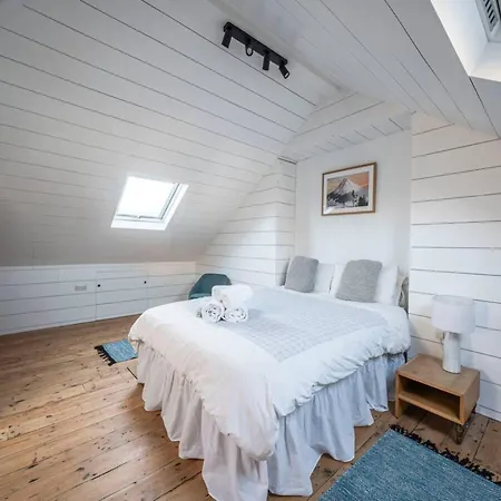 Holiday home Pass The Keys Spacious Dulwich Family House With Pool London