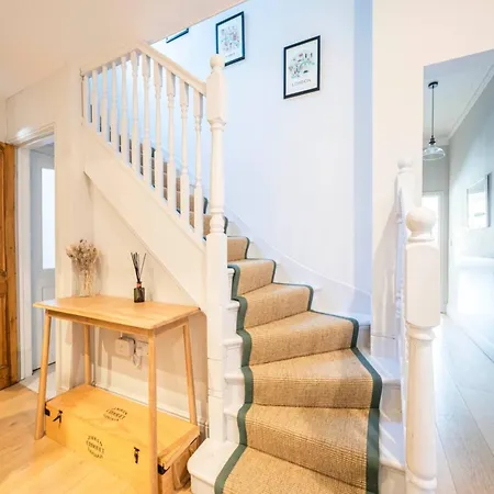 Pass The Keys Spacious Dulwich Family House With Pool Holiday home
