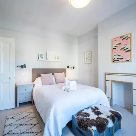 Holiday home Pass The Keys Spacious Dulwich Family House With Pool *