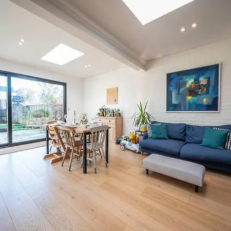 Holiday home Pass The Keys Spacious Dulwich Family House With Pool London