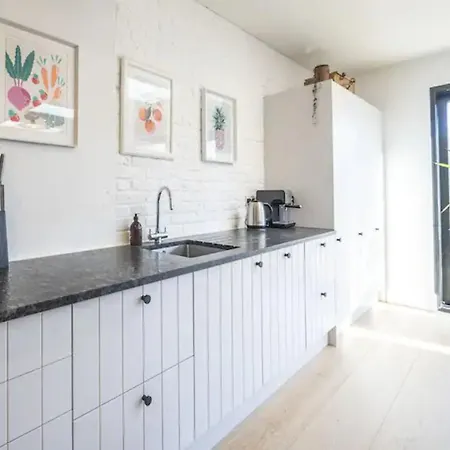 Holiday home Pass The Keys Spacious Dulwich Family House With Pool
