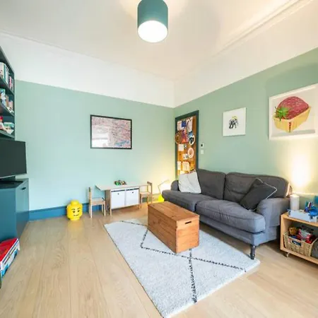 Pass The Keys Spacious Dulwich Family House With Pool Holiday home London