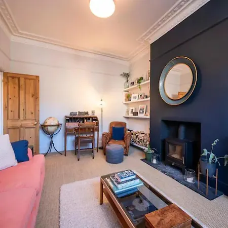 Holiday home Pass The Keys Spacious Dulwich Family House With Pool