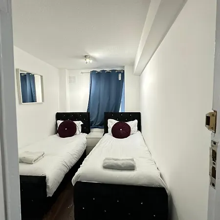 Two Bedroom Near Hyde Park