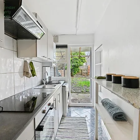 Cosy Tottenham Sleeps 4 * London
