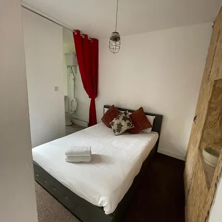 2 Bedroom Flat Wembley Apartment *