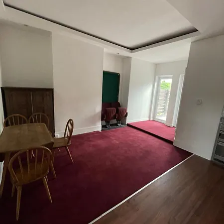2 Bedroom Flat Wembley Apartment London