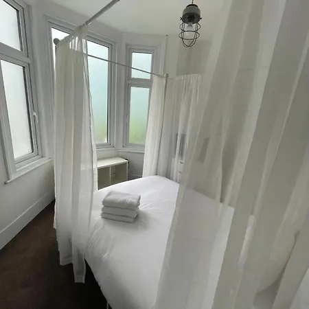 Apartment 2 Bedroom Flat Wembley London