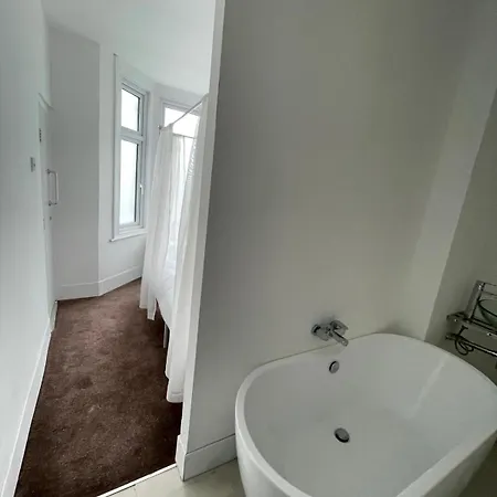 2 Bedroom Flat Wembley Apartment