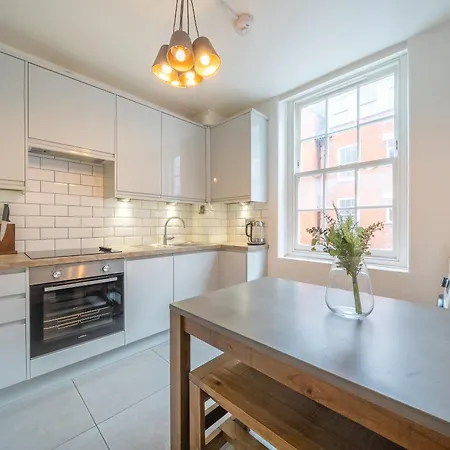 Apartment Charming 2 Bedroom Flat In