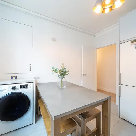 Charming 2 Bedroom Flat In *