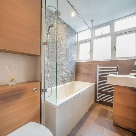 Charming 2 Bedroom Flat In Apartment *