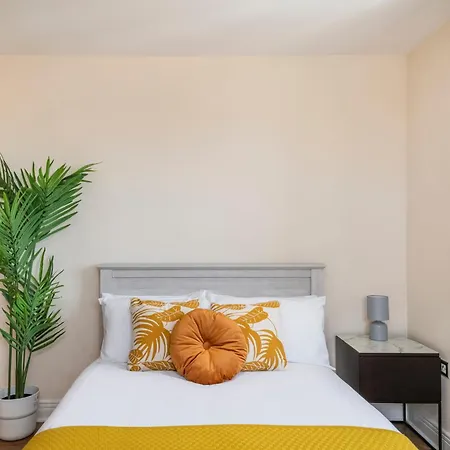 River View 2 Bed 2 Bath Flat - Airport, Excel, Pontoon Dock Apartment *