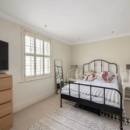 Perfect British Mews - Beautiful Garden London