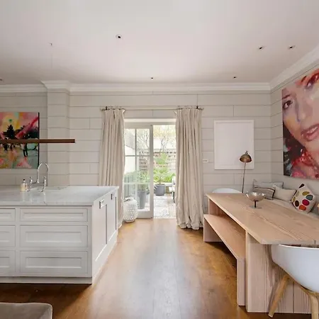 Perfect British Mews - Beautiful Garden London
