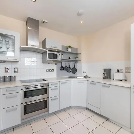 Apartment River View 2 Bed 2 Bath Flat - Airport, Excel, Pontoon Dock London