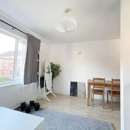 Colliers Wood 1 Bed South London Short Apartment *