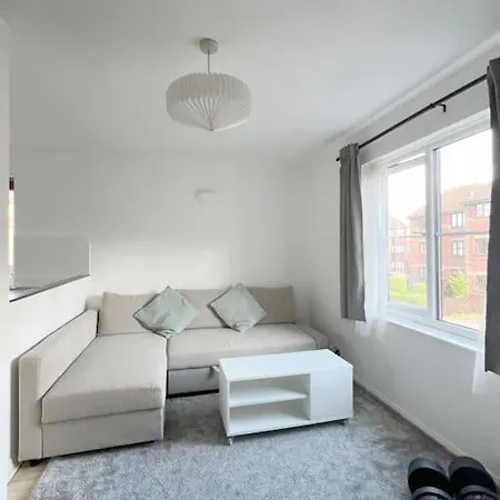 Colliers Wood 1 Bed South London Short Apartment *