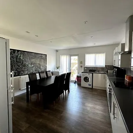 Holiday home Spacious Holiday Near Tube Station - By Starlet