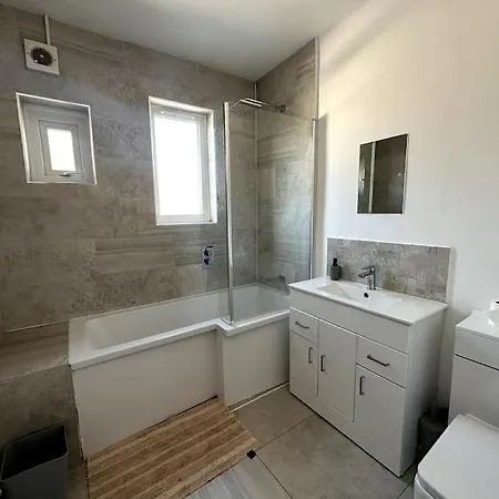 Spacious Holiday Near Tube Station - By Starlet