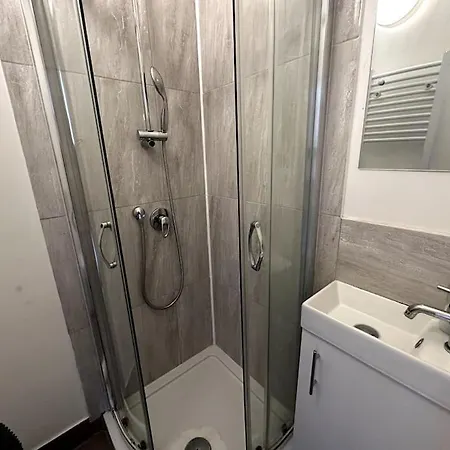 Spacious Holiday Near Tube Station - By Starlet London