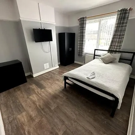 Holiday home Spacious Holiday Near Tube Station - By Starlet *
