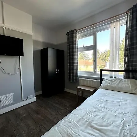 Spacious Holiday Near Tube Station - By Starlet *