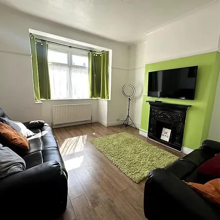 Spacious Holiday Near Tube Station - By Starlet Holiday home London