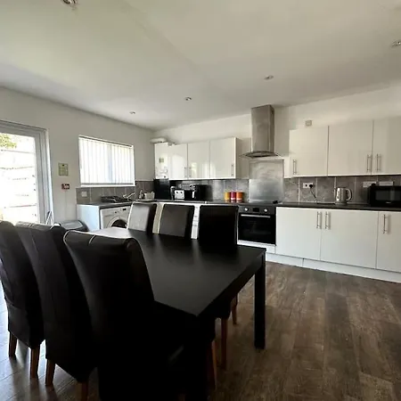 Spacious Holiday Near Tube Station - By Starlet London