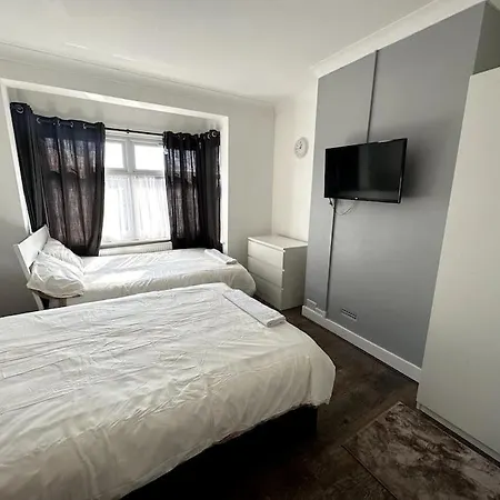 Spacious Holiday Near Tube Station - By Starlet *