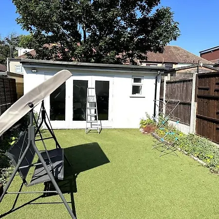 Spacious Holiday Near Tube Station - By Starlet Holiday home