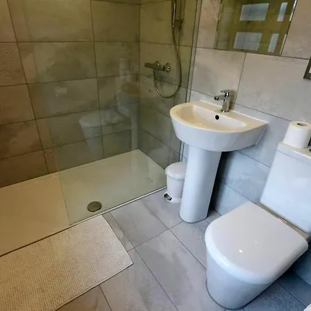 3 Bedroom Prime Angel Location