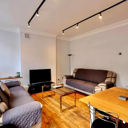 3 Bedroom Prime Angel Location Apartment *