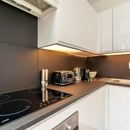 Secret Kensington Garden Mews: Spacious 2-bedroom House With Private Patio *